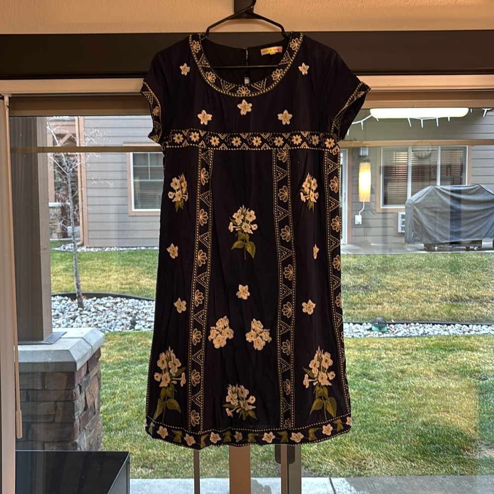Mimi and Daphne Embroidered Dress Size M